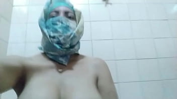 Ibu Muslim Arab Asli Memuaskan Dirinya Sampai Klimaks Ekstrem di Kamera Hijab Porno Sambil Memamerkan Kaki