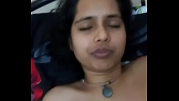 Adik Perempuan India yang Menggairahkan dalam Adegan Panas