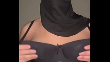 Jilbab Terpasang, Payudara Terbuka • Gadis Muslim Arab Mainkan Dada dan Mengerang Penuh Nafsu