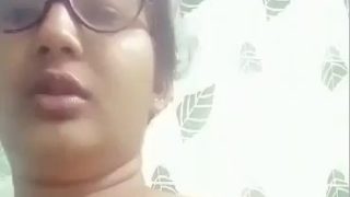 Gadis Bengali membuka kait kutang dan meraba putingnya yang menggairahkan