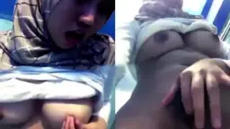 Gadis Berkerudung yang Menggoda dan Liar