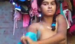 Gadis desa melepas pakaian salwar kameez dengan gerakan menggoda