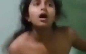 Gadis desi muda menunggangi batang keras