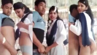 Gadis India menggoyang kekasih Nepal di ranjang mahasiswi