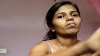 Gadis India panas menggoda diri dengan mainan seks, memuaskan hasrat liar di kamar