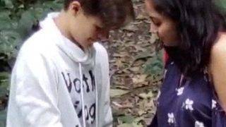 Gadis NRI menggoyang batang pacarnya dengan penuh gairah