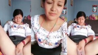 Gadis seksi dari Goa merangsang kemaluan basahnya