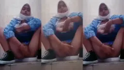 Gadis SMP Mainin Memeknya di Kamar Mandi Sekolah