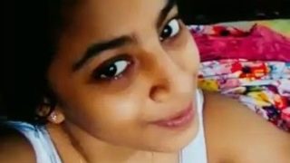 Gadis Tamil bugil berpose seksi untuk foto selfie