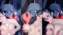 Guru Ezzha Payudara Besar dan Liar