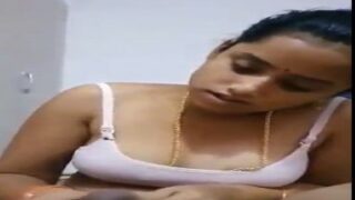 Istri rumah tangga Chennai yang seksi memberikan layanan tangan panas