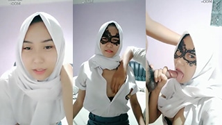 Jeslyn Cantik Berjilbab SMA, Tubuh Mulusnya Digoyang Pacar di LIVE