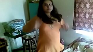 Jija yang nakal menggebuki memek montok salinya dalam video porno India