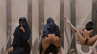 Lutty Berjilbab Menggoda Mengoceh di Kamar Mandi Mal