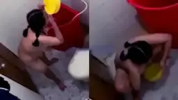 Melihat Gadis Seksi dengan Payudara Besar Lagi Mandi