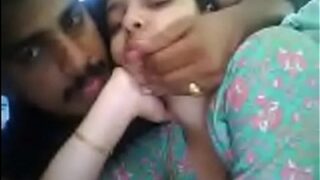 Pasangan muda mesra bercinta dengan liar dalam video panas India yang menggoda
