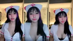 Rianti Suster Seksi Menggoda dengan Belahan Maut di Acara Baru