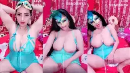 Tante Yasmin Menggoda dengan Jari di Celah Basah