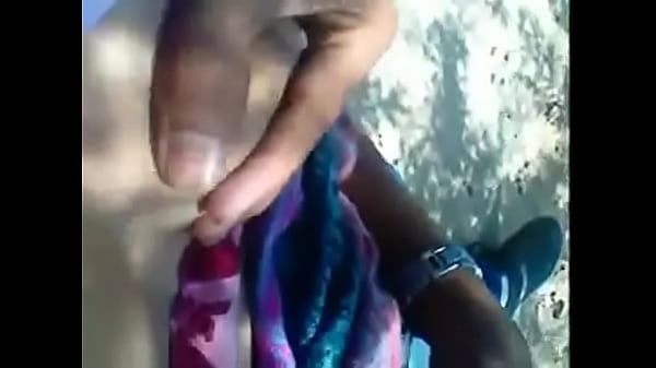 Menggenggam payudara Desi yang menggairahkan
