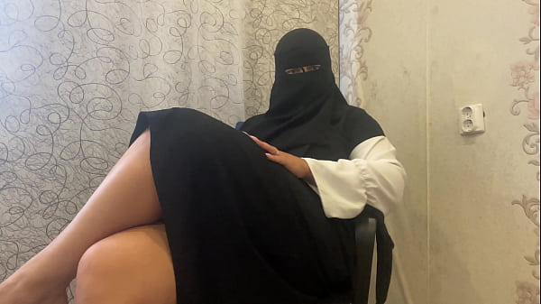 Ibu Tiri Berjilbab Arab Menggoda dengan Getaran Mesra