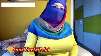 Gadis Muslim Berhijab dari Timur Tengah dengan Payudara Besar di Rekaman Kamera Tanggal 2 November