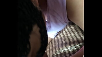 Istri Tionghoa menuang yogurt ke penis dan menjilatnya hingga bersih