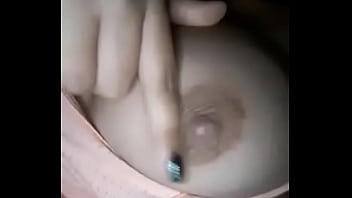 Gadis desi memamerkan payudara panasnya