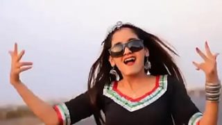 Neha menggoda kakak tirinya sampai tak tahan dan memaksanya masuk ke dalam