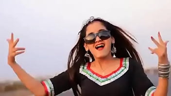 Neha menggoda kakak tirinya sampai tak tahan dan memaksanya masuk ke dalam