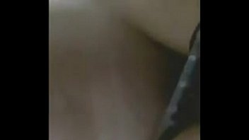 Istri Desi menggoda diri sendiri di kamar mandi