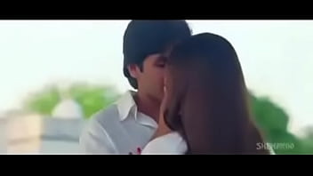 Gadis India yang Menggoda dengan Sensualitasnya yang Membara
