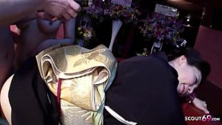 Gadis Muda dan Wanita Dewasa Digilir Keras oleh Klien Asing dalam Threesome Panas