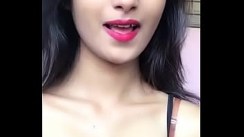 Gadis Desi menggoda dengan kedip mata yang menggairahkan