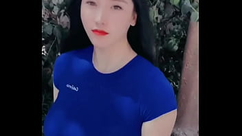Gadis Asia berpayudara montok dan pantat menggoda.