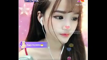 Gadis Asia Manis Mengobrol Sensual di Uplive