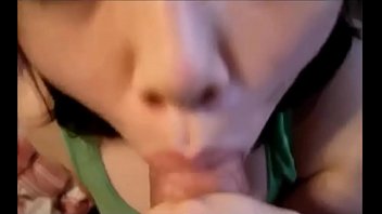 Gadis Tionghoa menggoda dengan mulut dan payudara yang menggairahkan.