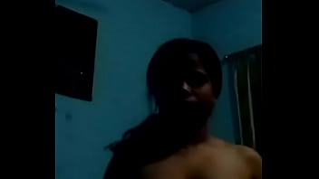 Desi bhabhi menggoda dengan aksi telanjang di depan kamera