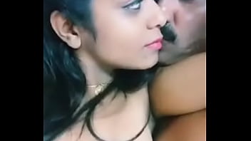 Istri Desi yang menggairahkan bersama suaminya