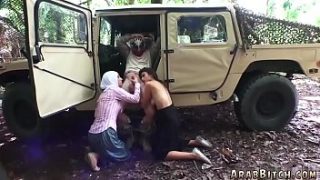 Pria Arab dan Gadis Pirang Berbagi Kenikmatan di Rumah yang Sama