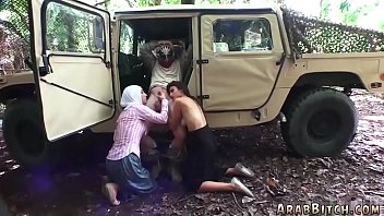 Pria Arab dan Gadis Pirang Berbagi Kenikmatan di Rumah yang Sama