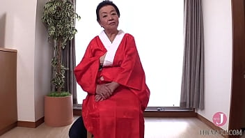Di usia 81 tahun, janda Yuko Ogasawara memamerkan keahlian pijatnya yang membuat pria muda tak sabar menanti sentuhan lebih dalam.
