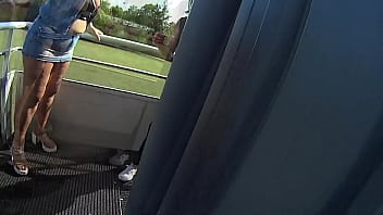 Suzi yang patuh melayani di hotel sebelum berangkat kerja.
