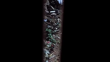 Desi Mengencingi dan Menyiramkan Air Seni yang Panas