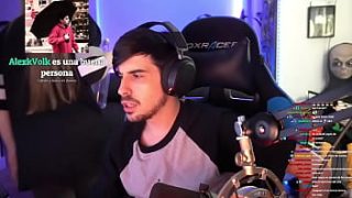 Aroyitt se agacha para que le miren el culo