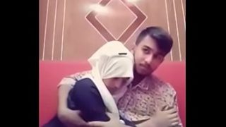 Pasangan Mesra India Berciuman Panas di Kamar Hotel