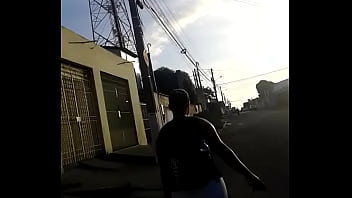 Lidi yang Menggoda dengan Langkahnya yang Menggairahkan