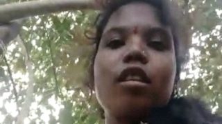 Gadis Adivasi Mesra dengan Kekasihnya di Tengah Hutan