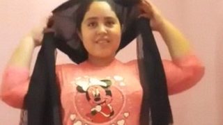 Gadis Pakistan montok membuka kancing bajunya