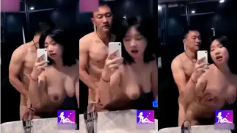 Gadis Remaja Tionghoa Dihardik dari Belakang oleh Pria Tua Berpengalaman