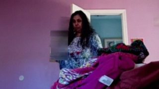 Mengintip tanteku yang seksi berganti baju di kamar